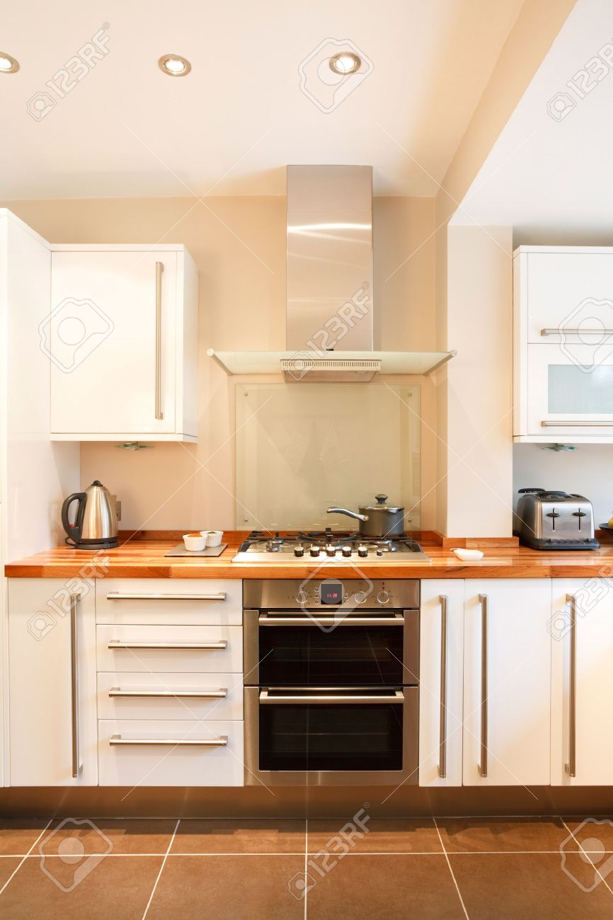 Cuisine blanc moderne avec des plans de travail en bois et en ...