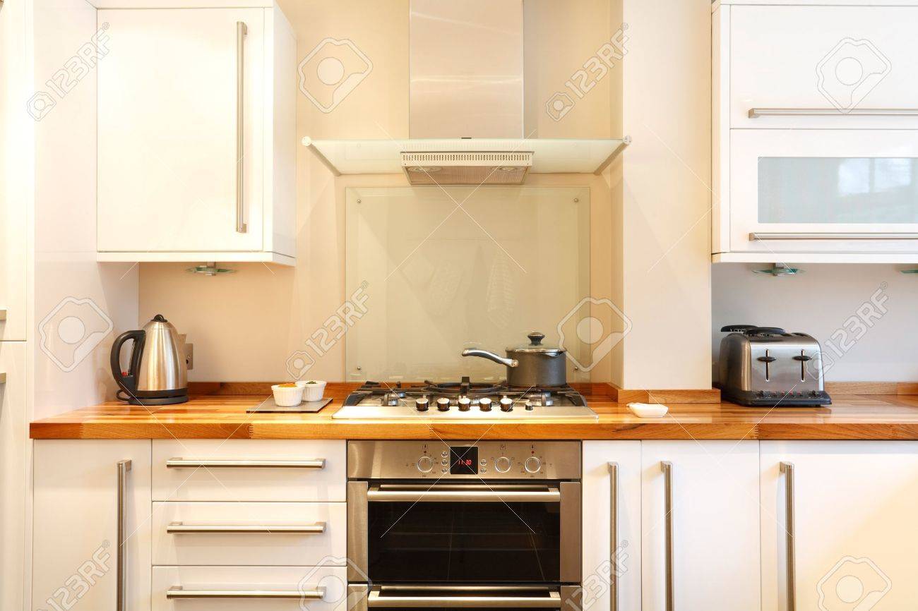 Moderne keuken met een gaskookplaat, schouw afzuigkap, houten ... Aanrecht keuken houten