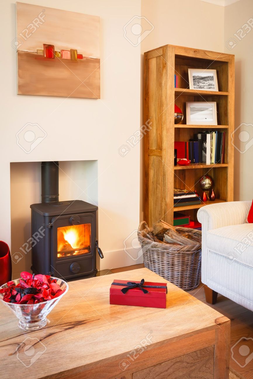 Moderne gezellige woonkamer met neutrale kleuren, houten meubels ...