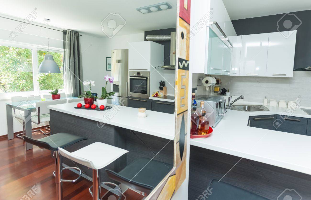 Intérieur moderne de cuisine ouverte et salon banque d'images et ...