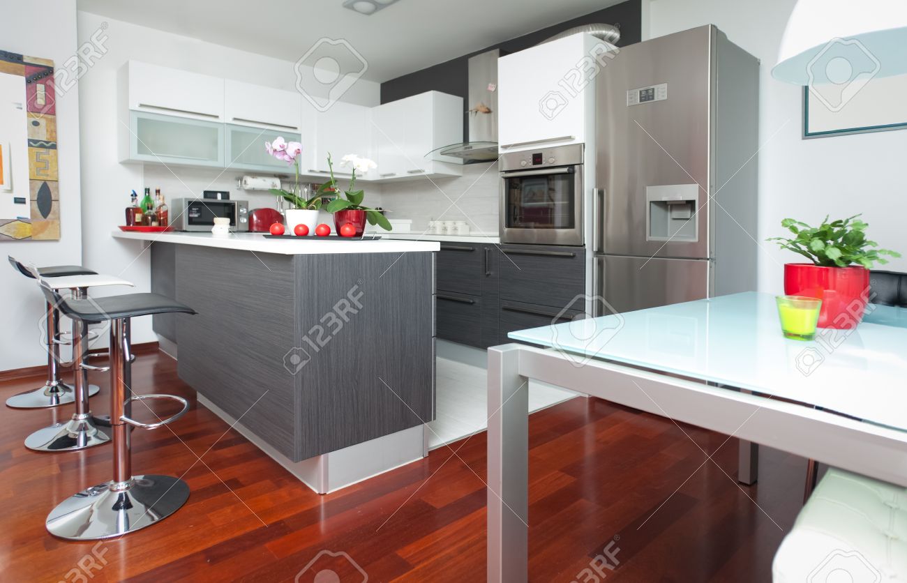 Moderne interieur van een open keuken en woonkamer royalty vrije ...