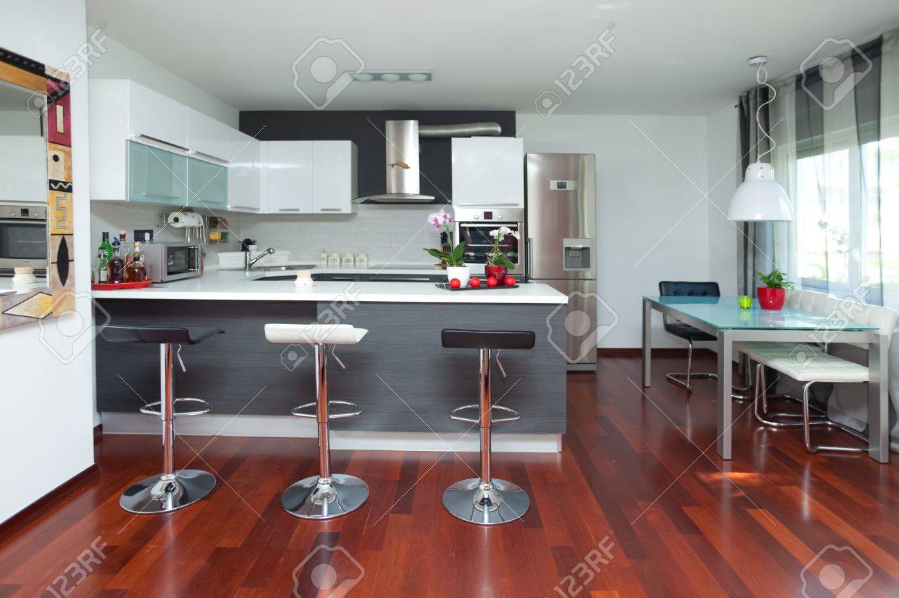 Belle cuisine moderne dans le concepteur de la maison banque d ...