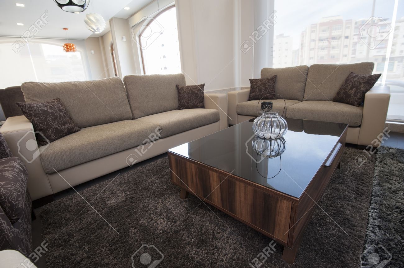 Twee bruine banken in woonkamer meubels modelwoning met salontafel ...