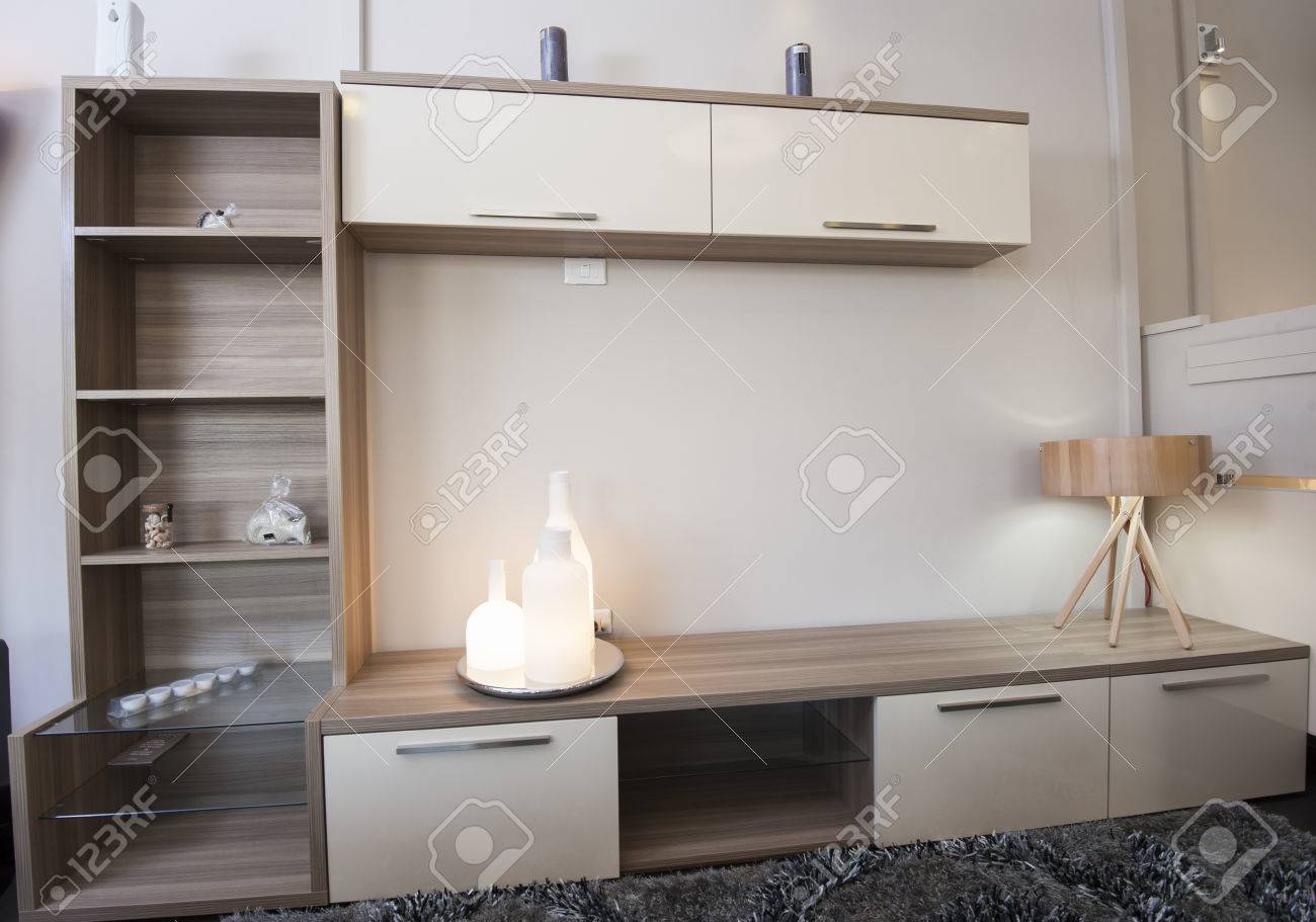 Mobile scaffale tv sulla parete in sala d'arredo show room foto ...