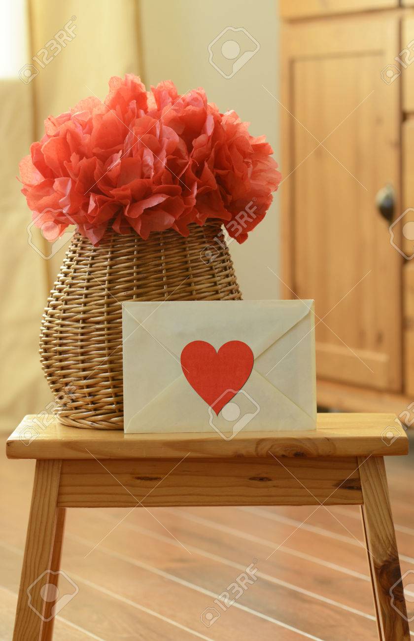Vaso cesto con tessuto rosso fiore di carta pom pom, e busta con ...