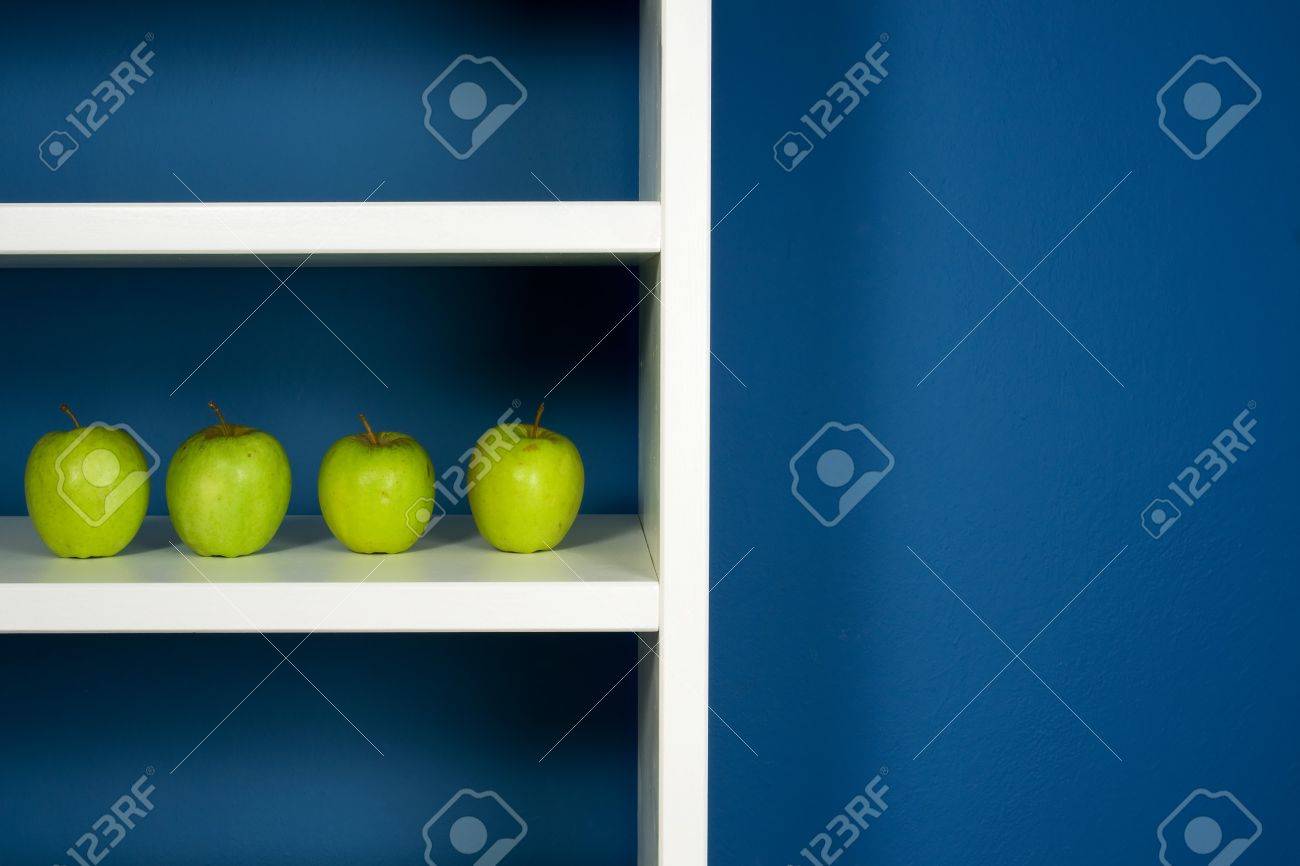 Pomme verte au coeur de bibliothèque blanche dans la chambre bleue ...