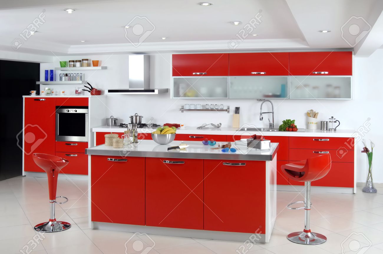 Cuisine moderne de couleur rouge dans la maison. banque d'images ...