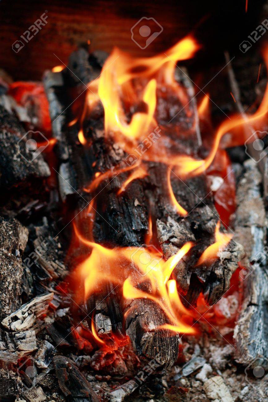 Home camino. rosso fuoco e cenere nera abstract background foto ...