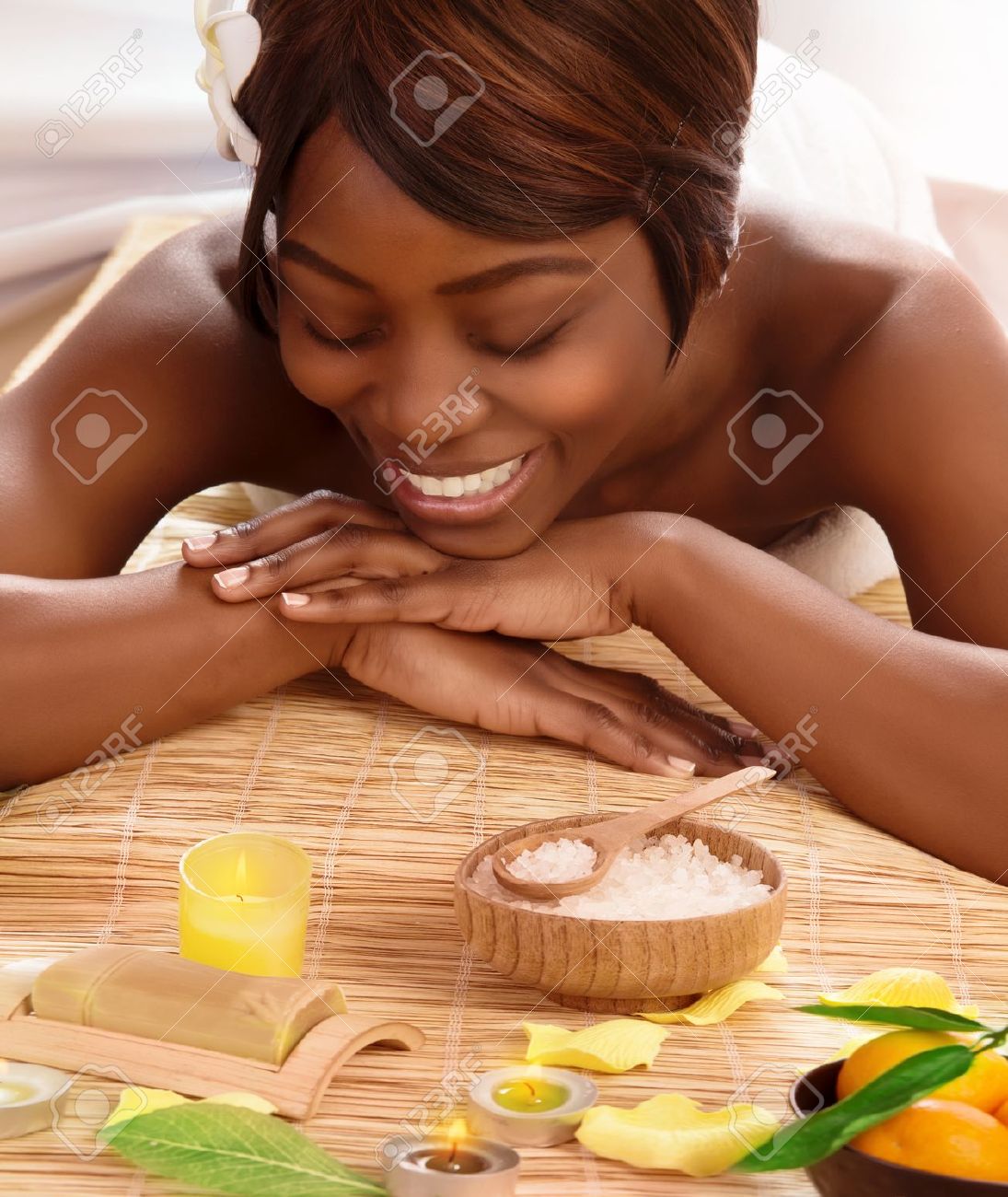 Foto van aantrekkelijke afrikaanse vrouw op massage tafel in luxe ... Slaapkamer donker meubilair