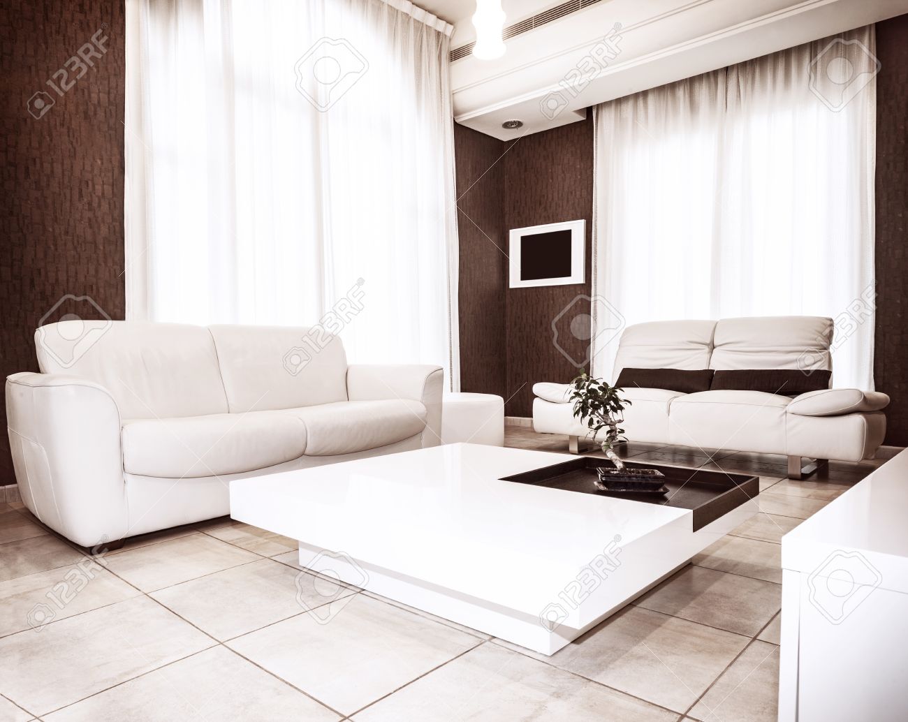 Modern interieur design, wit en bruine kleuren in platte interieur ...