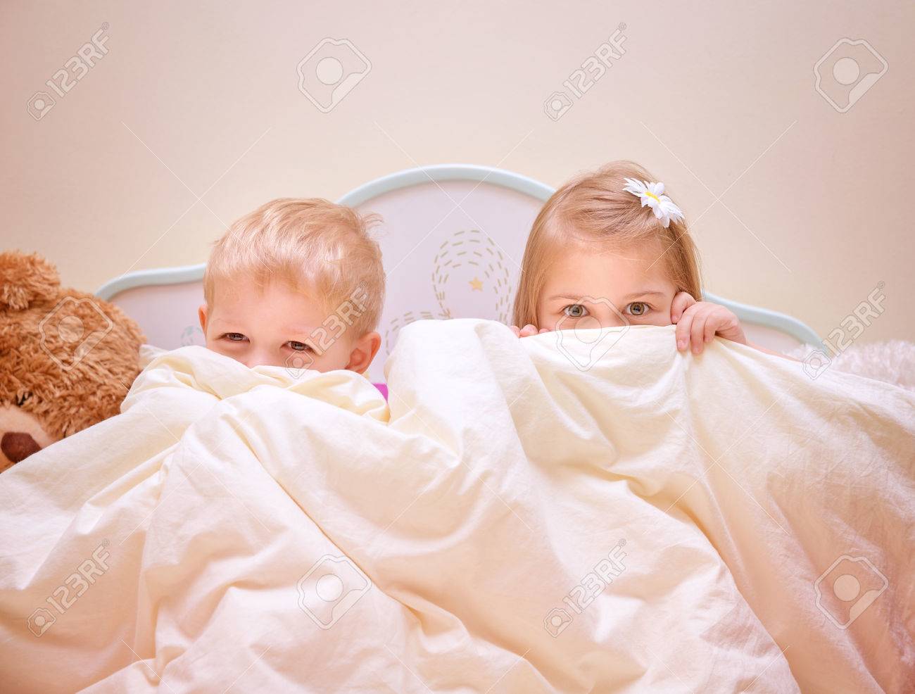 Zwei fröhliche kinder spiel spielt im schlafzimmer, geschwister ... Bett für zwei kleinkinder