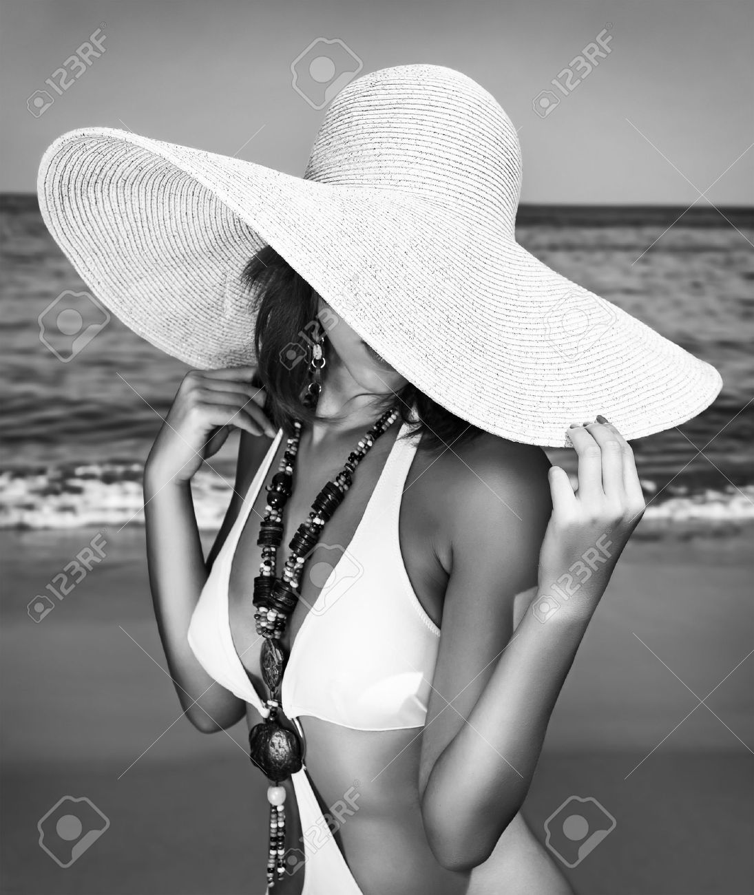 Sexy vrouw op het strand, zwart wit foto van de mode model poseren ...