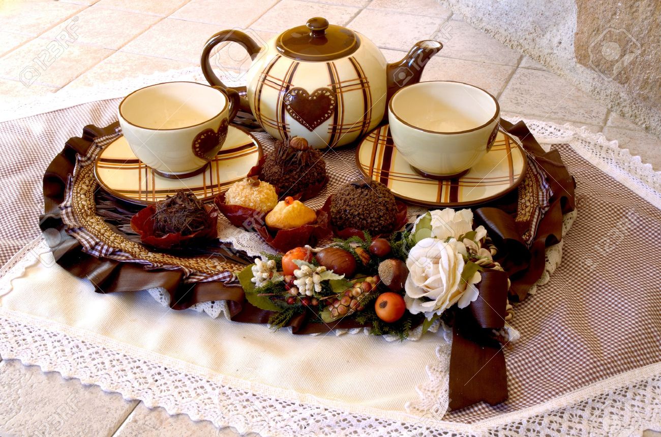 http://previews.123rf.com/images/photopips/photopips1112/photopips111200033/11599236-English-tea-setting-with-pastry-Stock-Photo.jpg