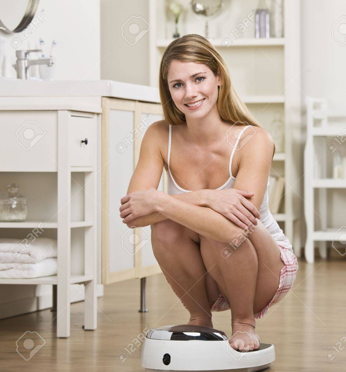 Девушки присевшие Женщины на корточках