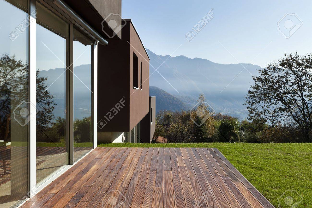 Belle maison moderne avec jardin, en plein air banque d'images et ...