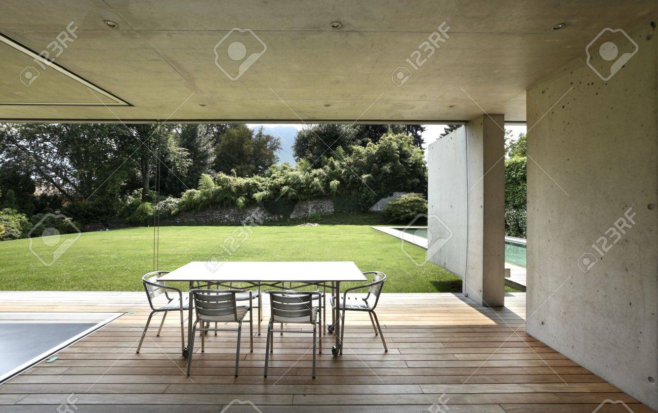 Veranda di una casa moderna con piscina bellezza foto royalty free ...