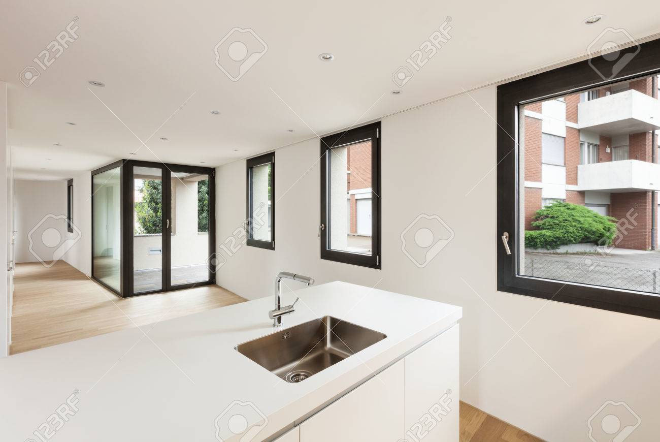 Interieur nieuw huis, moderne witte keuken, een kamer met uitzicht ...