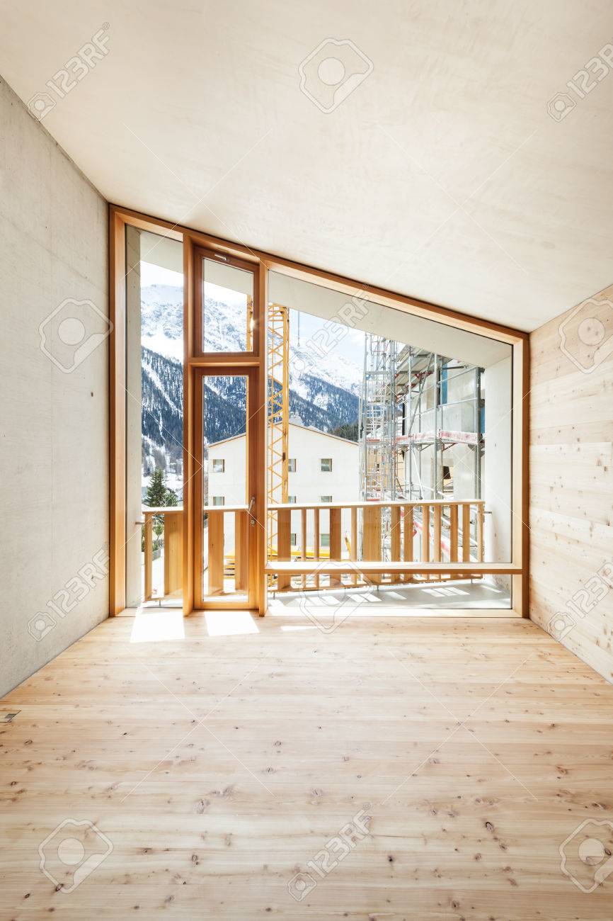 Interno, casa moderna con parete in legno, grande finestra foto ...
