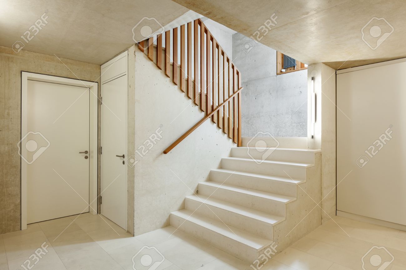 Architectuur modern design, interieur huis, trap royalty vrije ...