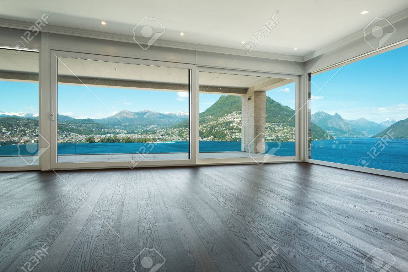 Interni, casa moderna, vuoto soggiorno con finestre che si ...