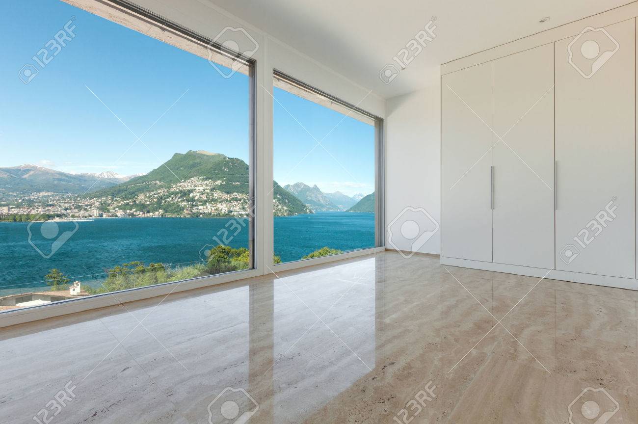 Intérieur, penthouse moderne, salon vide avec grande fenêtres ...