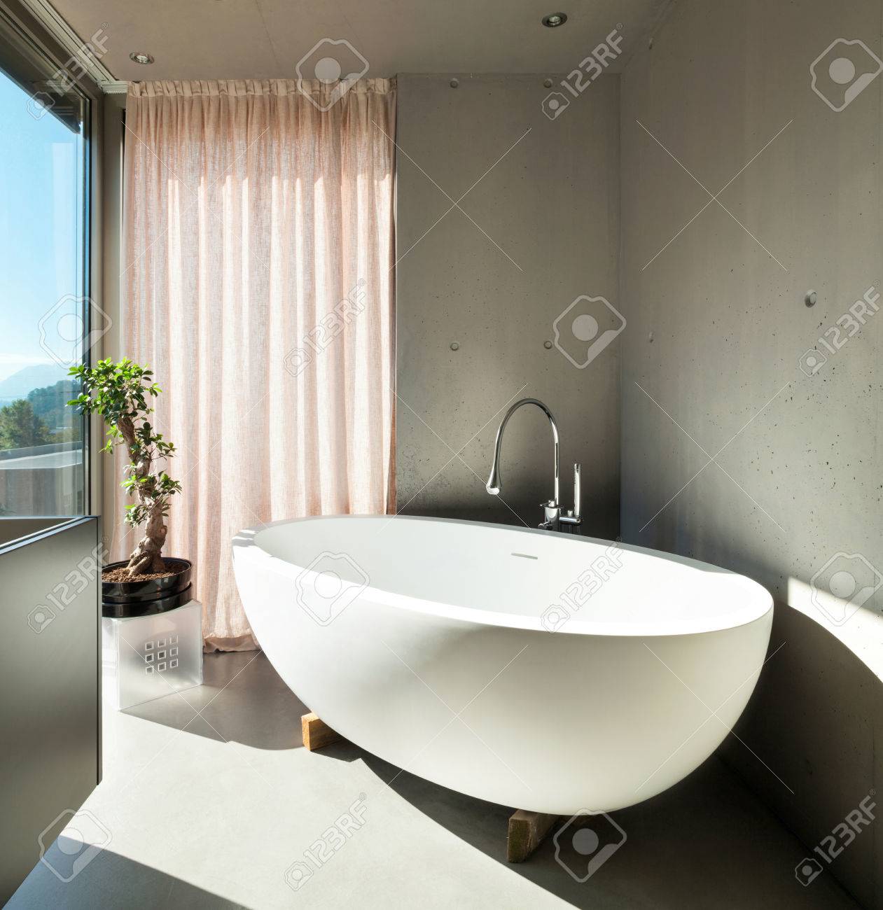 Modernt hus, detalj badrum, keramik badkar royalty fria stockfoton ...
