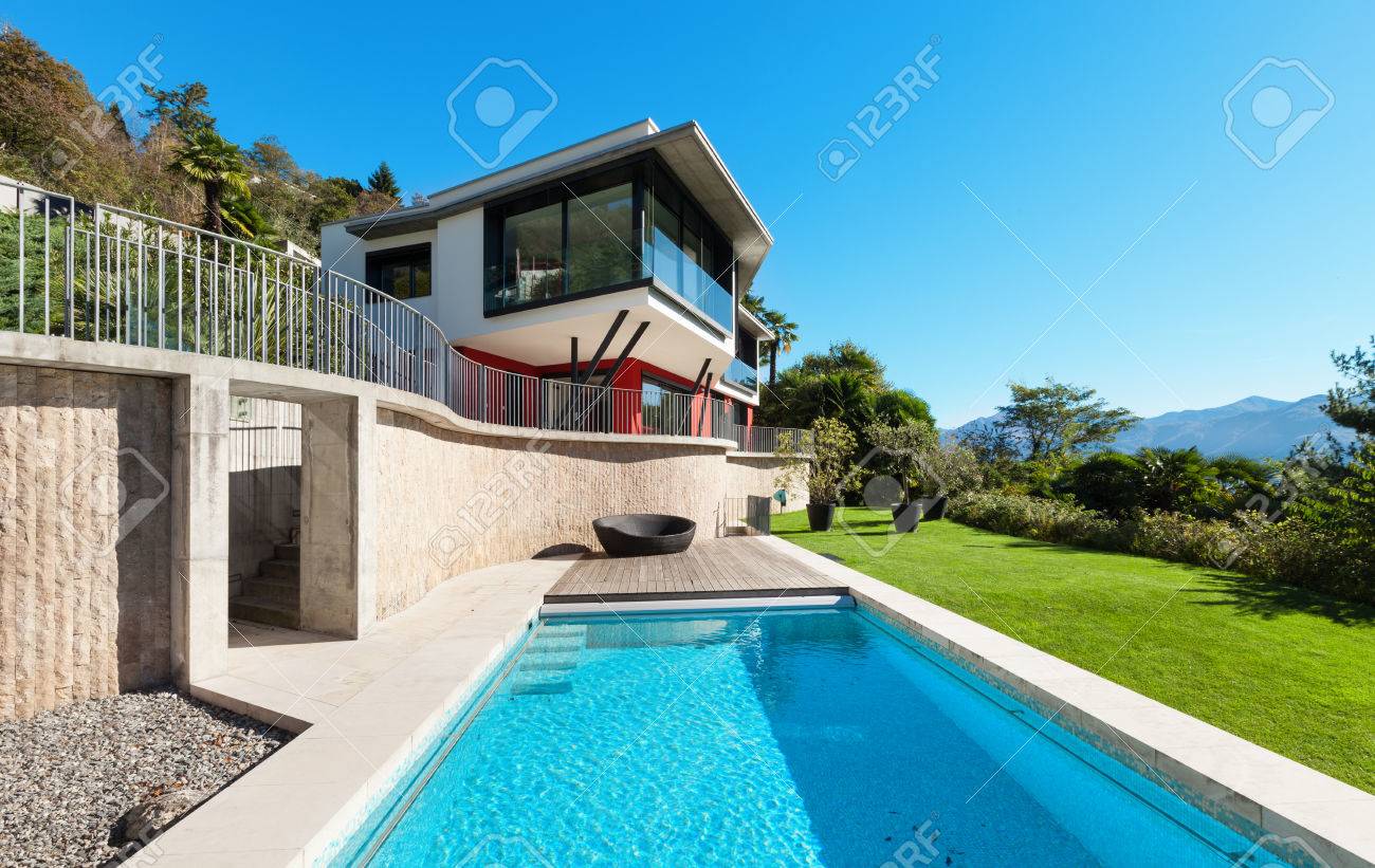 Villa moderna con piscina, vista dal giardino foto royalty free ... Giardino Villa disegno