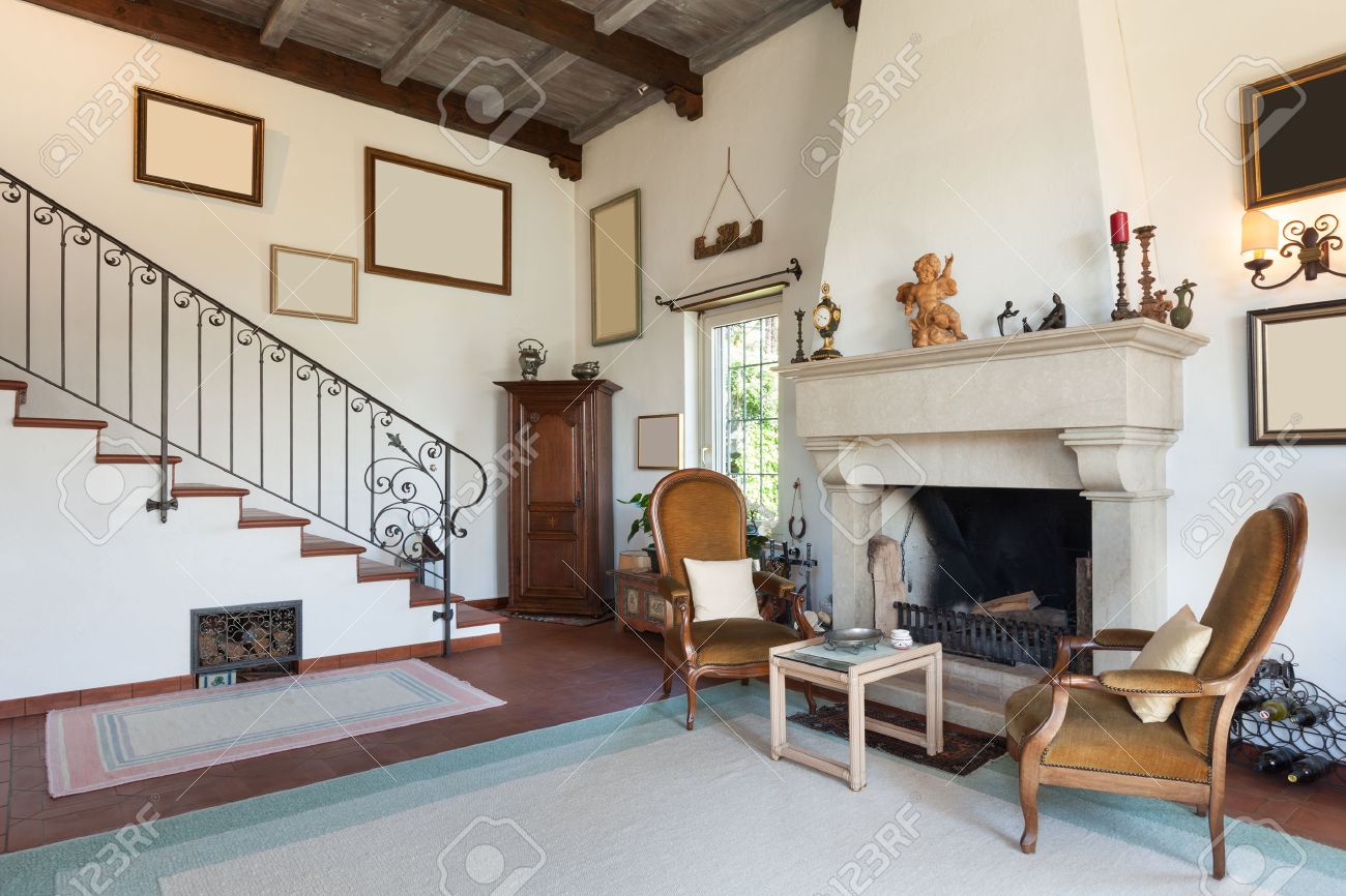 Binnenland van oud huis met klassieke meubels, woonkamer met open ...
