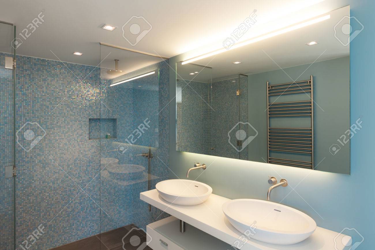 Interni, appartamento moderno, comodo bagno con due lavandini foto ...