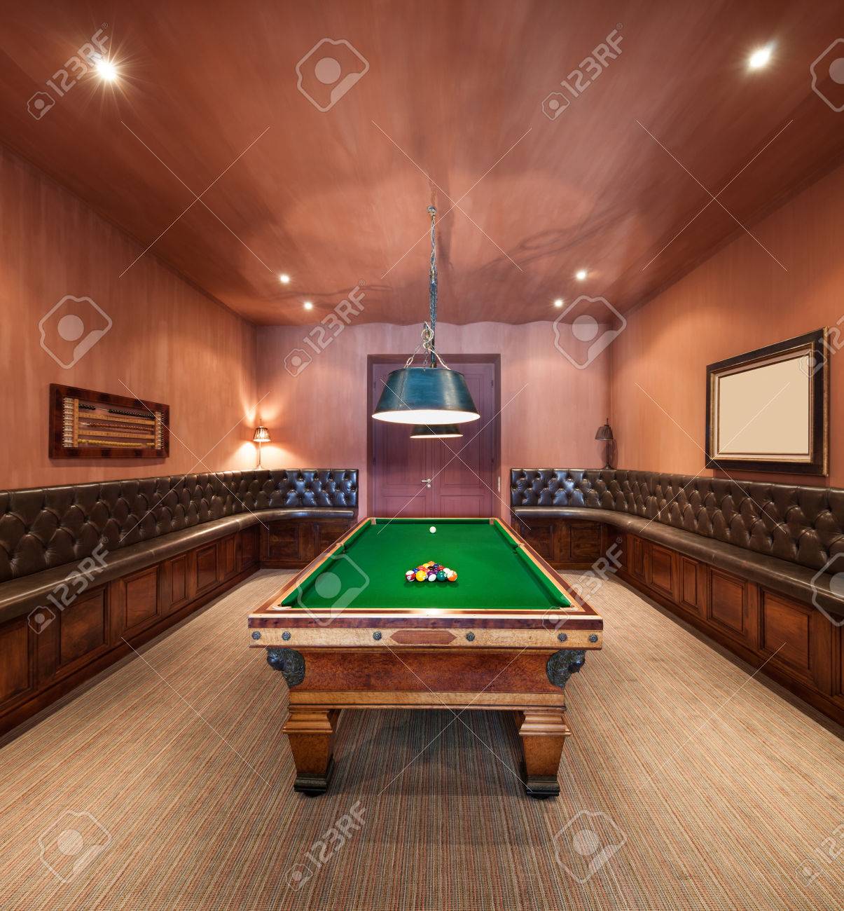 Entertainment kamer in een luxe landhuis met een pooltafel royalty ... Decoratie woonkamer landhuis
