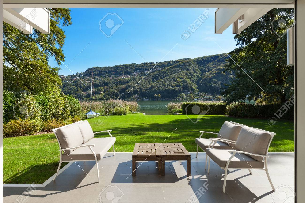 Moderni fuori casa, bellissima veranda in giardino foto royalty ... Veranda Porch disegno