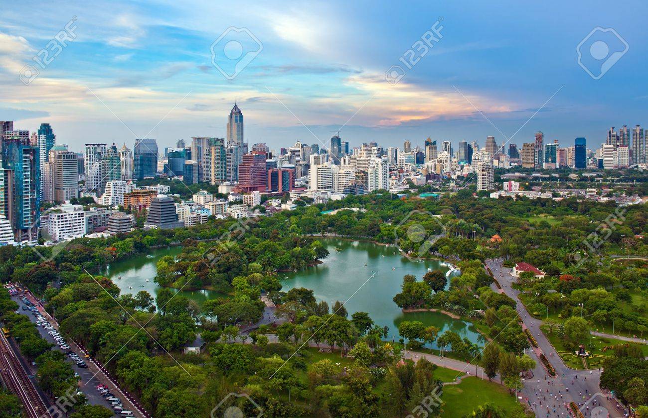 La ville moderne dans un environnement verdoyant, suan lum lumpini ... Ville moderne