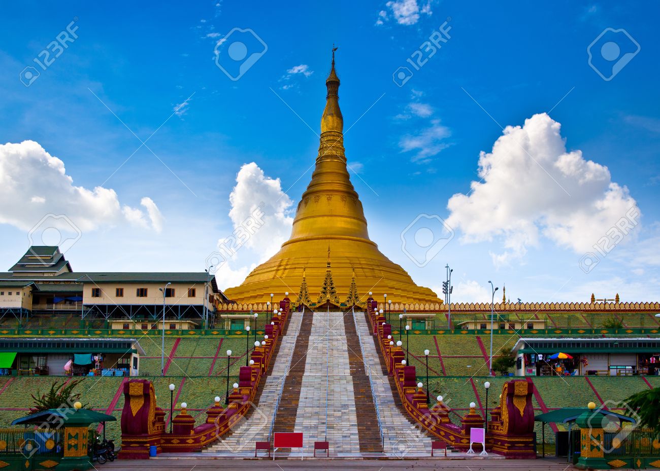 Uppatasanti pagode de naypyidaw ville, capitale du myanmar c'est ... Le ville plus