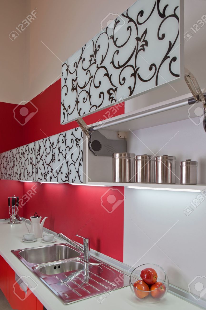Intérieur de cuisine moderne avec décoration rouge banque d'images ...