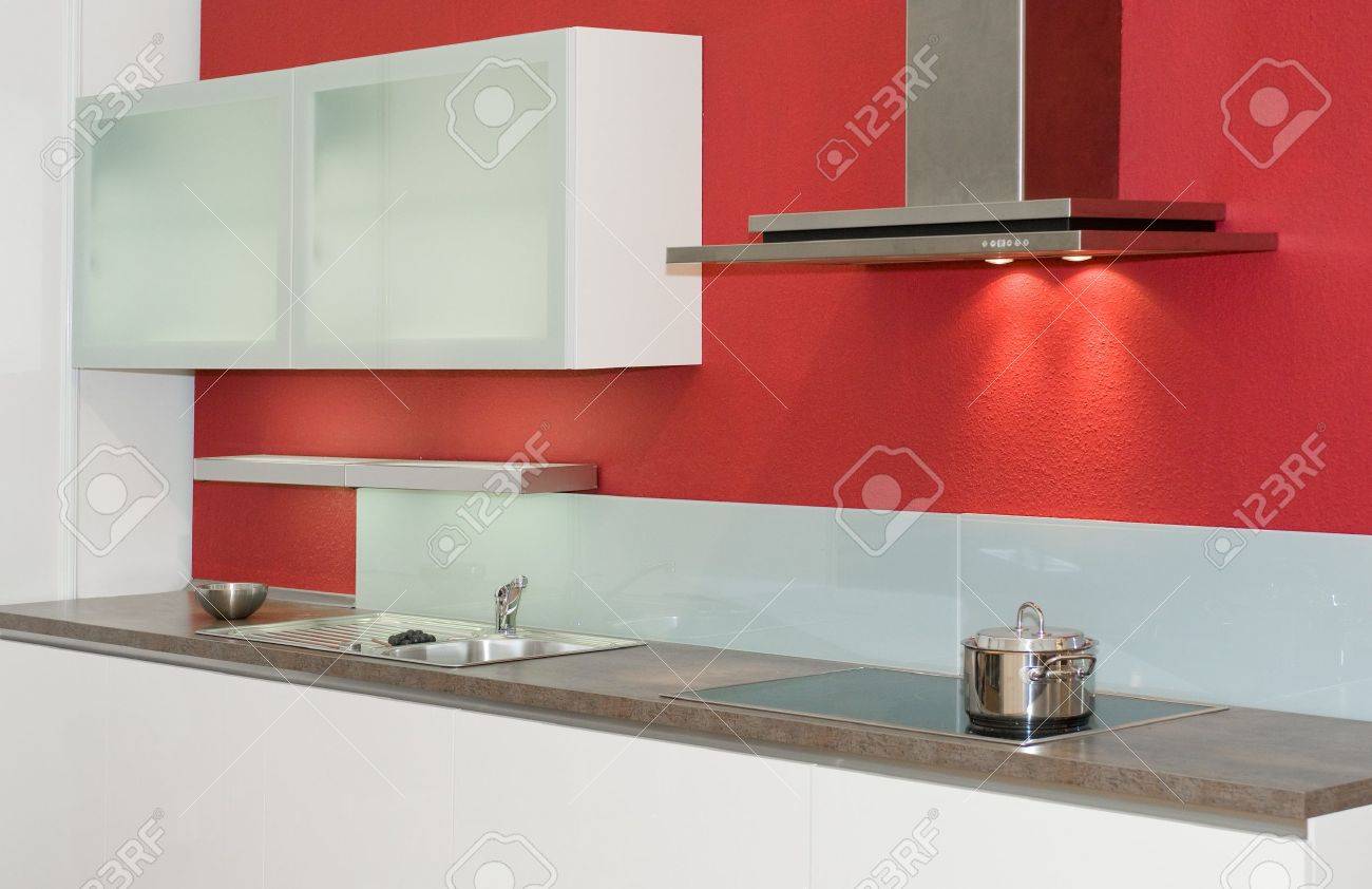 Moderne ingebouwde in keuken met rode muur royalty vrije foto ... Rood in de keuken