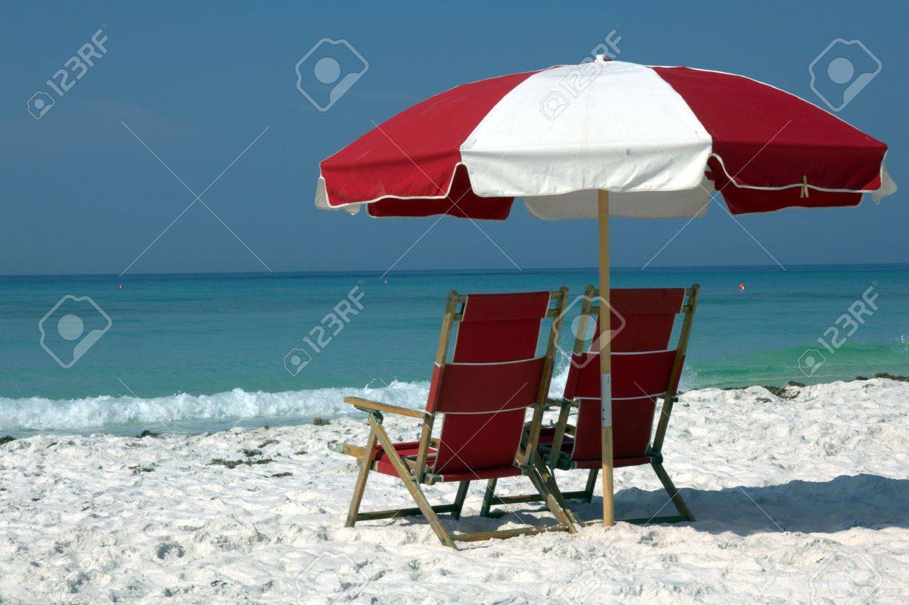 Due sedie e ombrellone sulla spiaggia di sabbia bianca foto ...