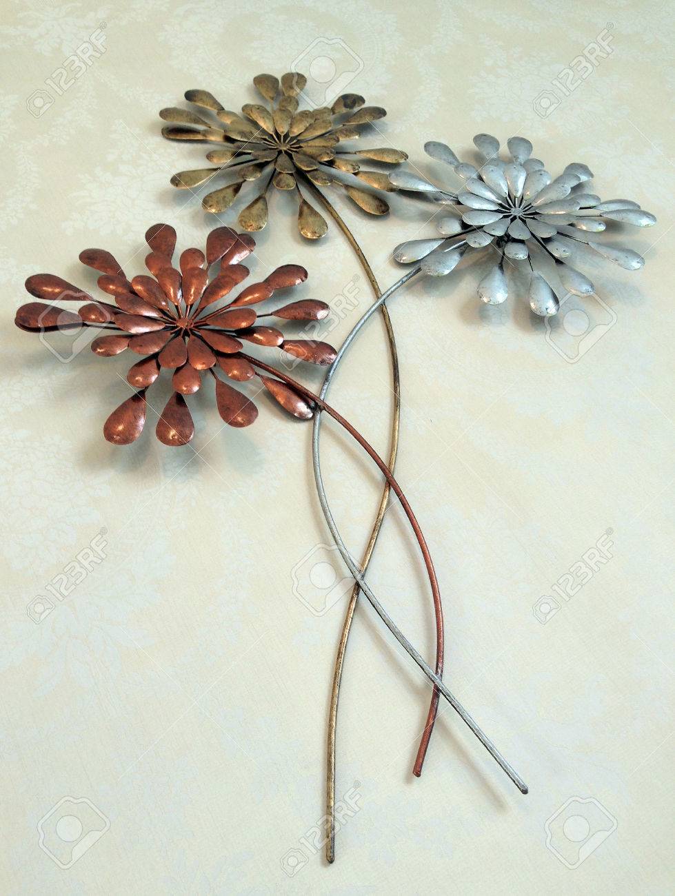 Metall blumen an der wand lizenzfreie fotos, bilder und stock ... Metall deko für die wand