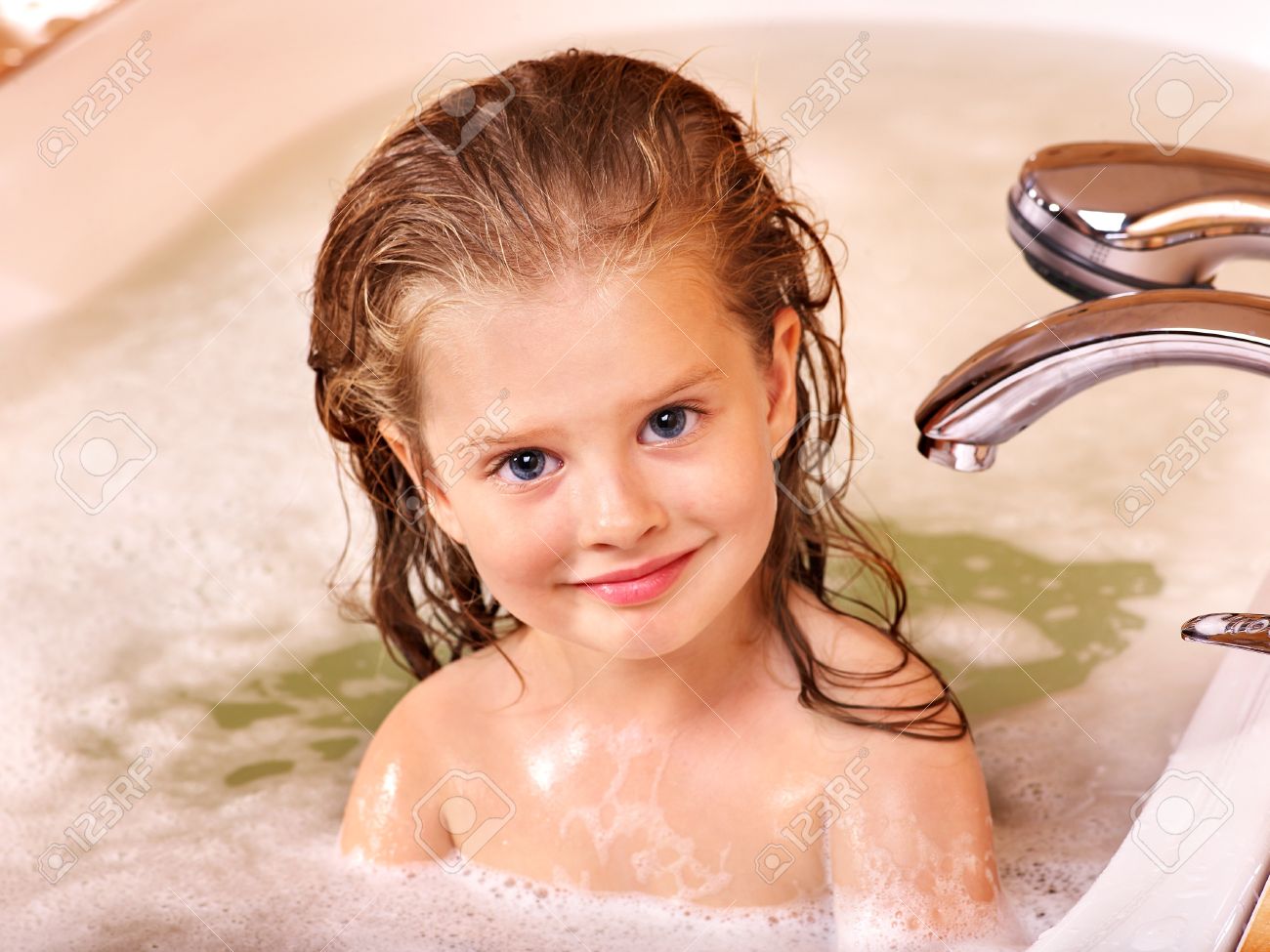 http://previews.123rf.com/images/poznyakov/poznyakov1106/poznyakov110600221/9779355-Child-washing-in-bubble-bath--Stock-Photo.jpg