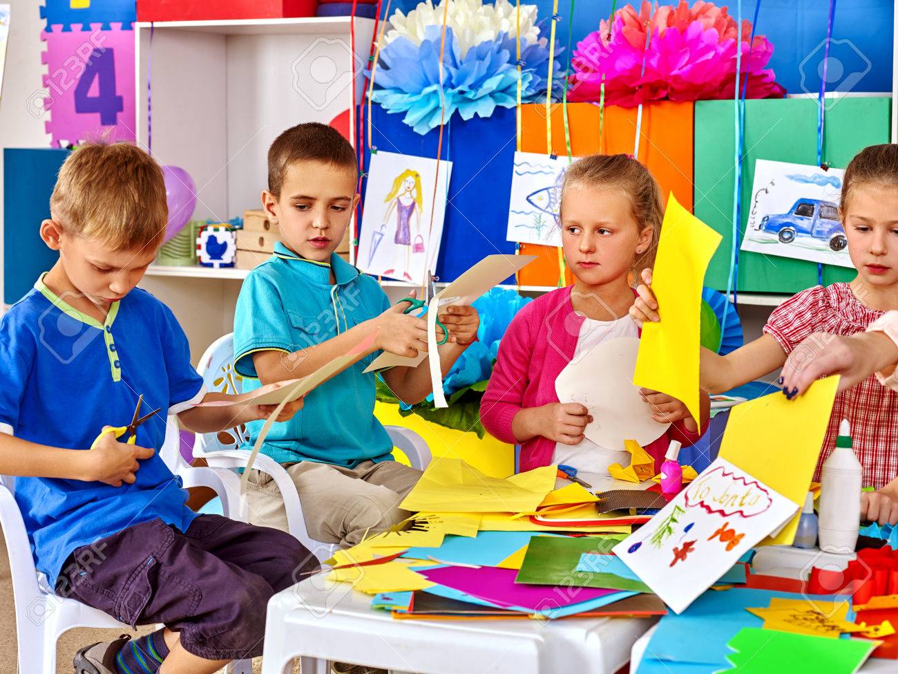 Bambini gruppo fanno applique di carta colorata sul tavolo in ... Applique bambini