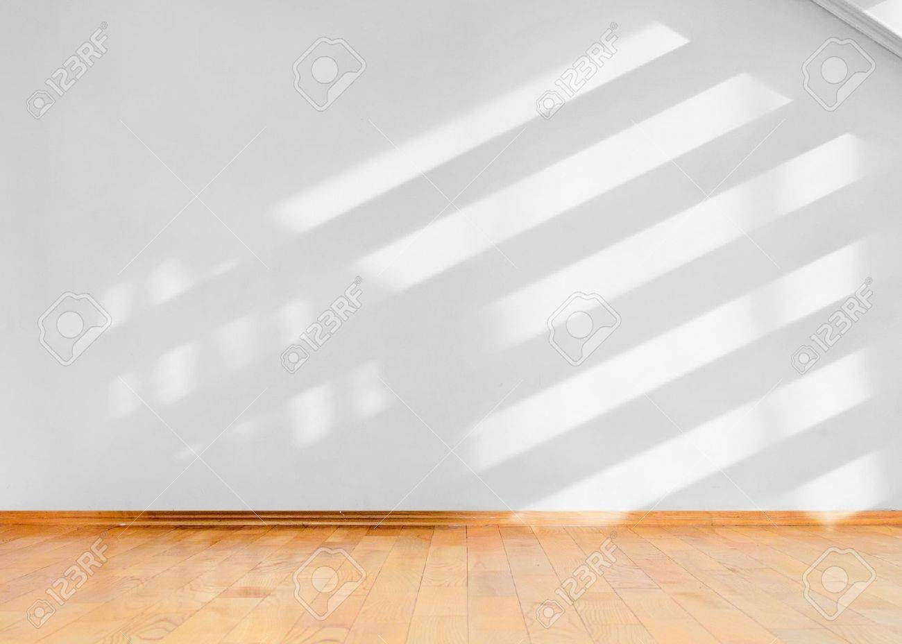 Leerer raum mit holzboden und diagonale schatten auf weiÃe wand ... Raum graue wand