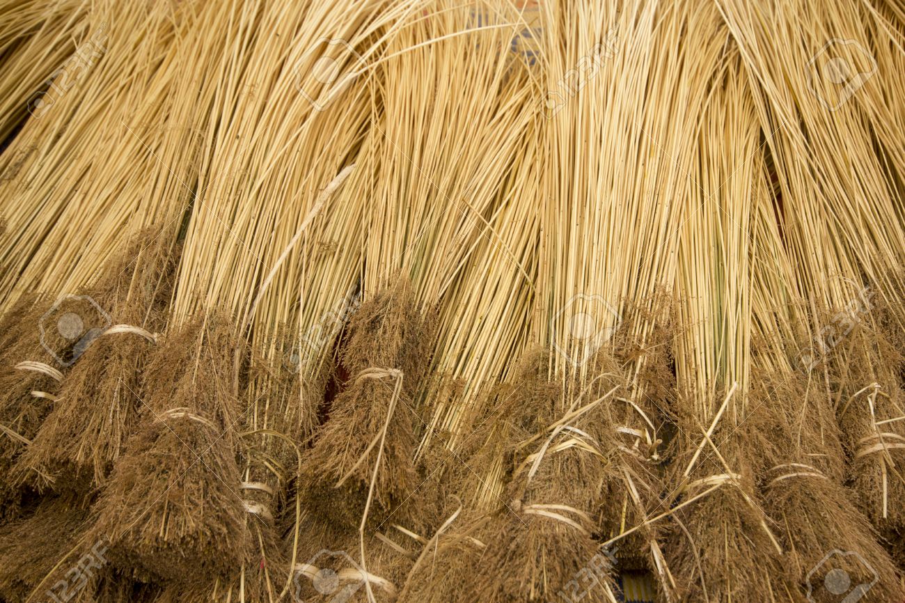http://previews.123rf.com/images/prapelle/prapelle1312/prapelle131200019/24834446-beaucoup-de-riz-ballots-de-paille-Banque-d'images.jpg