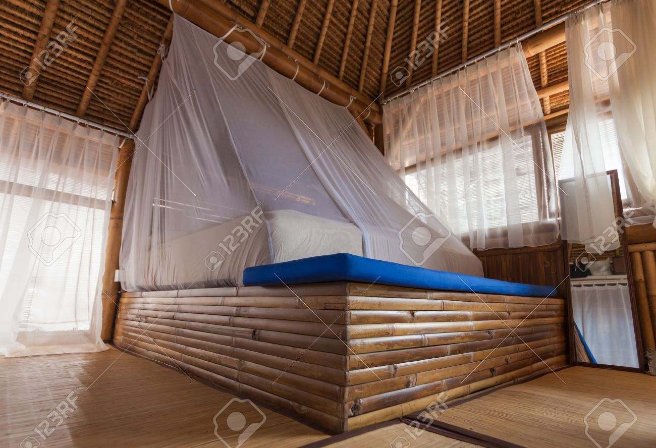 Bamboe bed in een slaapkamer bamboe in een bamboe huis royalty ...