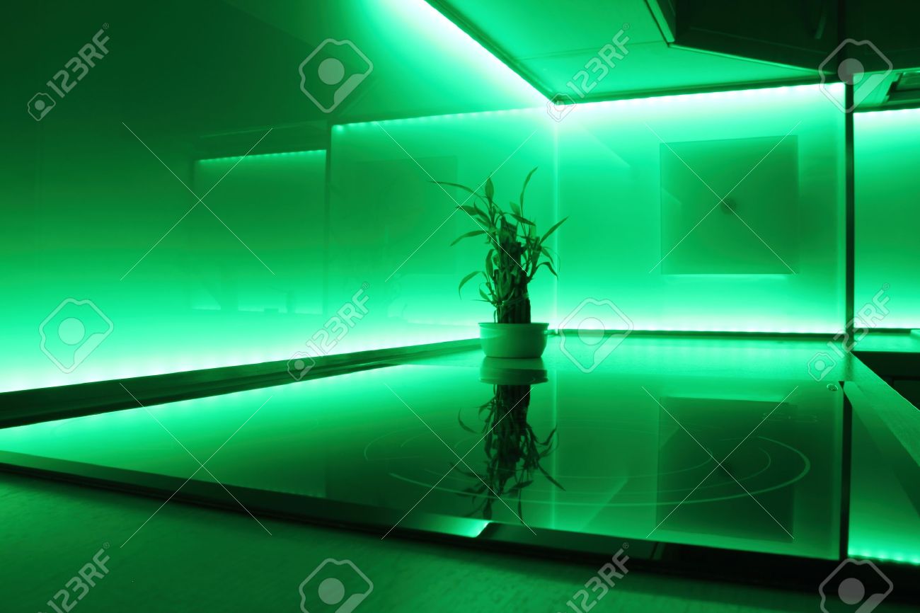 Moderne luxe keuken met groene led verlichting royalty vrije foto ...