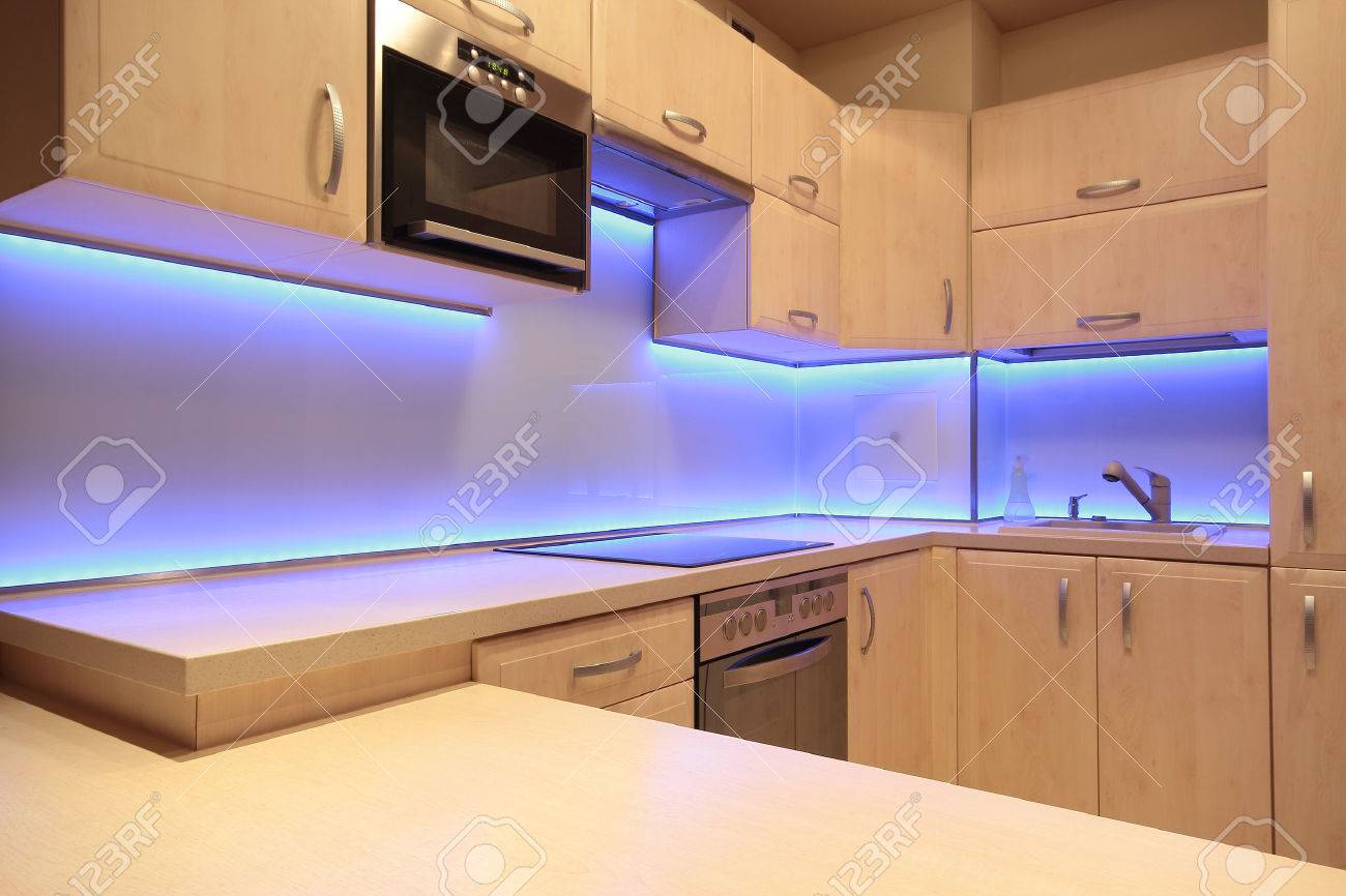 Modern lyx kök med lila led belysning royalty fria stockfoton ...