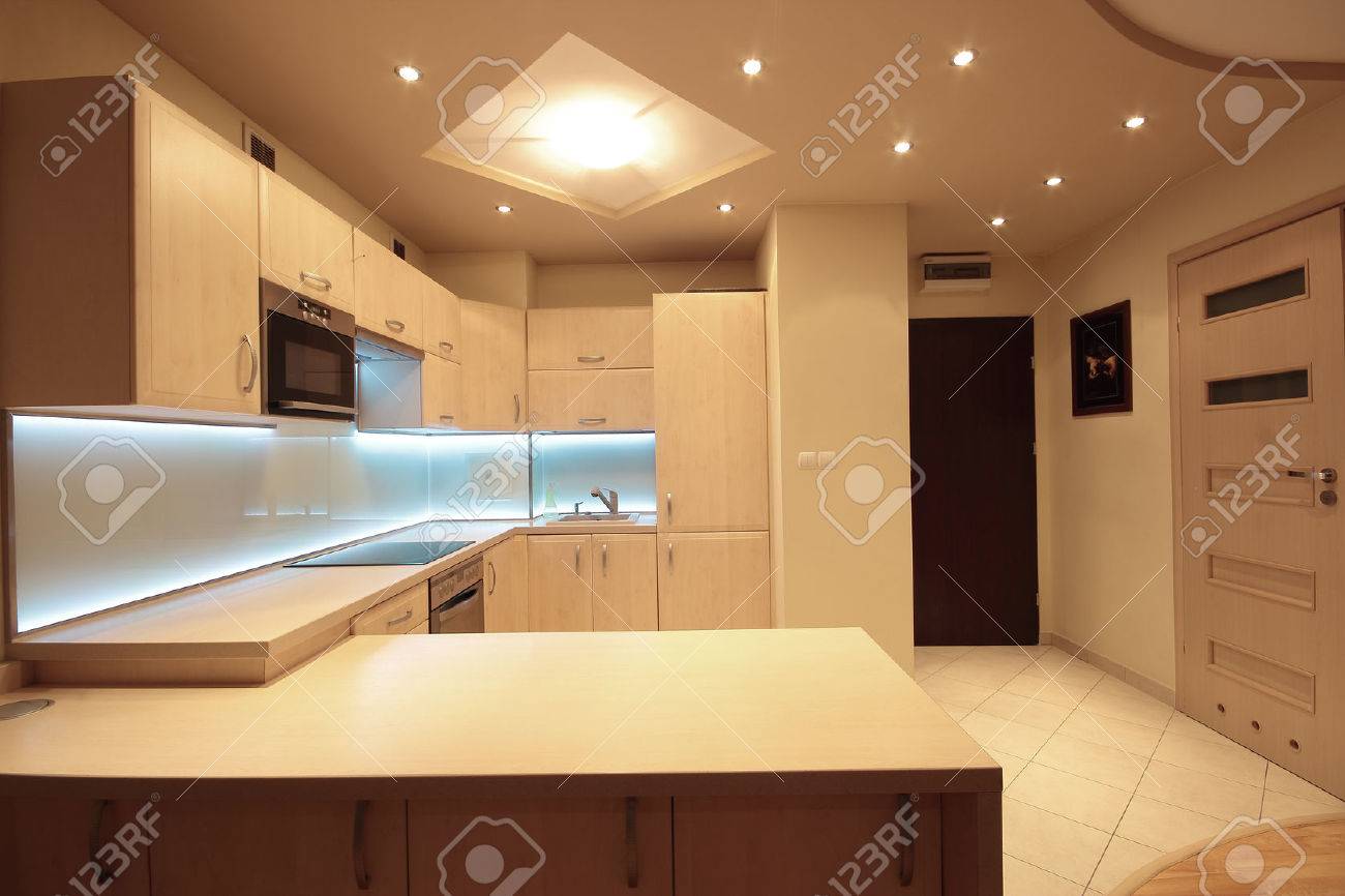 Moderne luxe keuken met witte led verlichting royalty vrije foto ...
