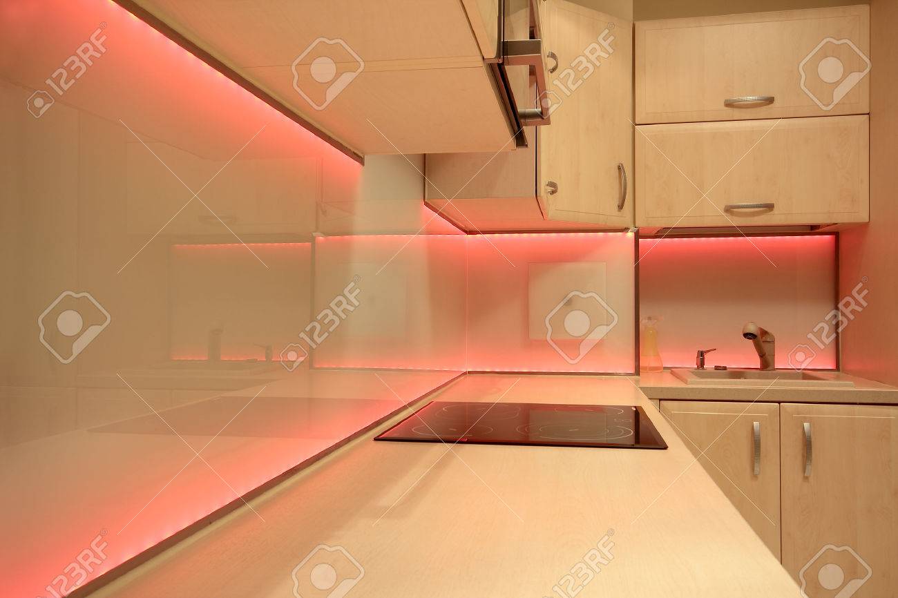 Moderne luxe keuken met rode led verlichting royalty vrije foto ... Rood in de keuken