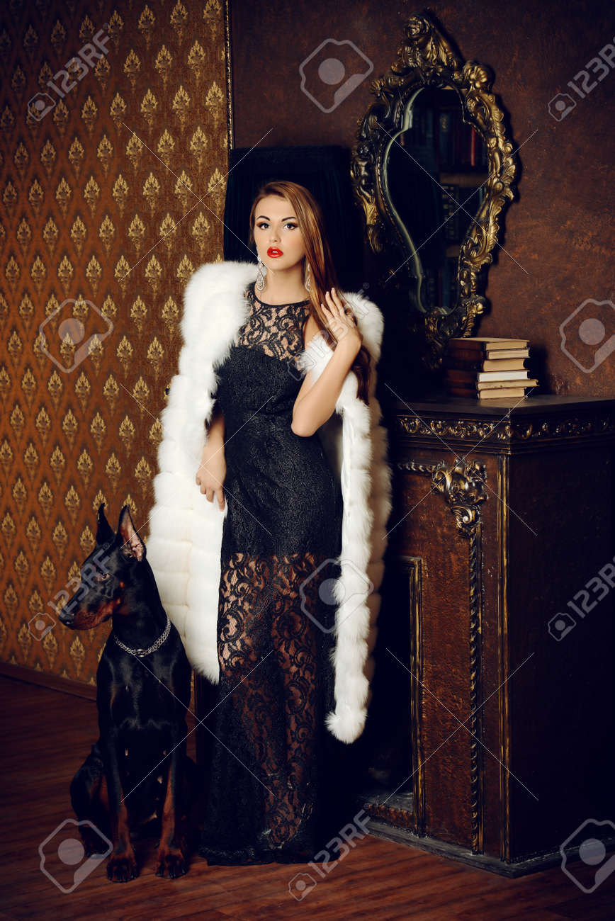 Bella donna nel prezioso gioielli e cappotto di pelliccia in piedi ...