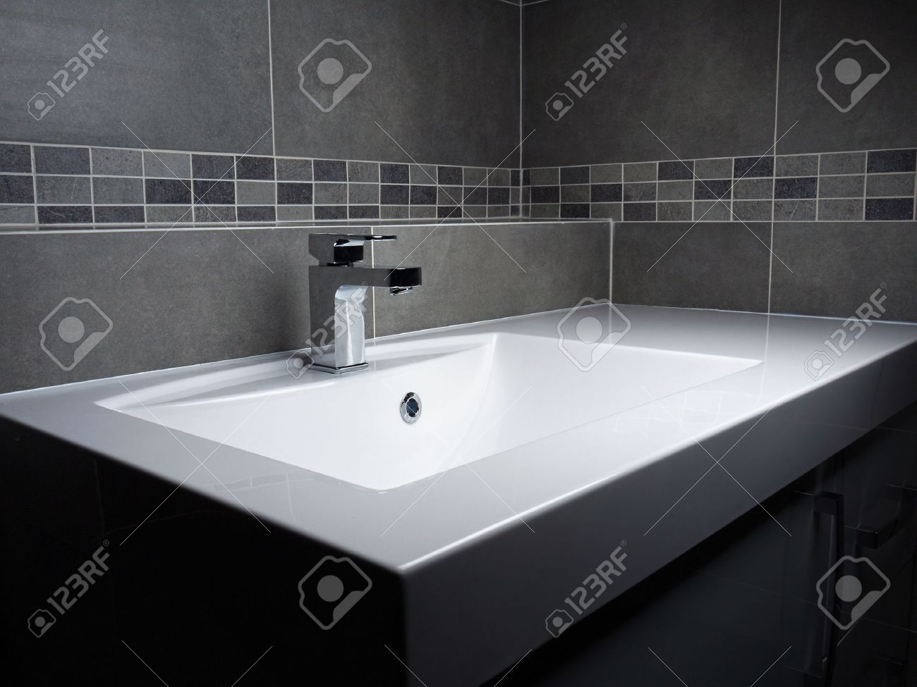 Moderne badezimmer waschbecken mit verchromten wasserhahn und grau ... Graue fliesen