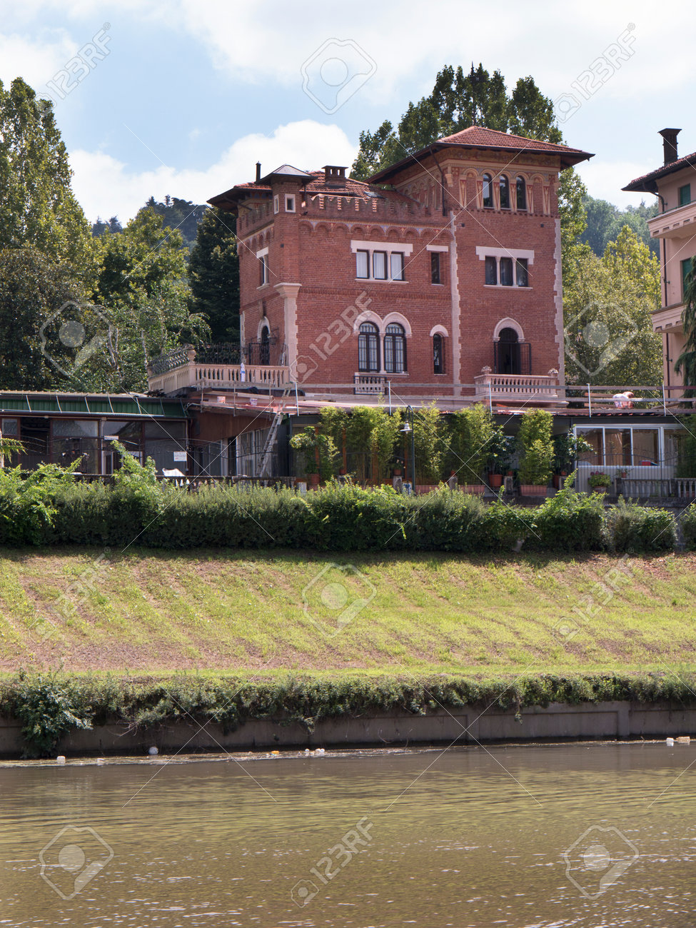 Schöne villen am ufer des flusses po in turin italien lizenzfreie bilder 33139365