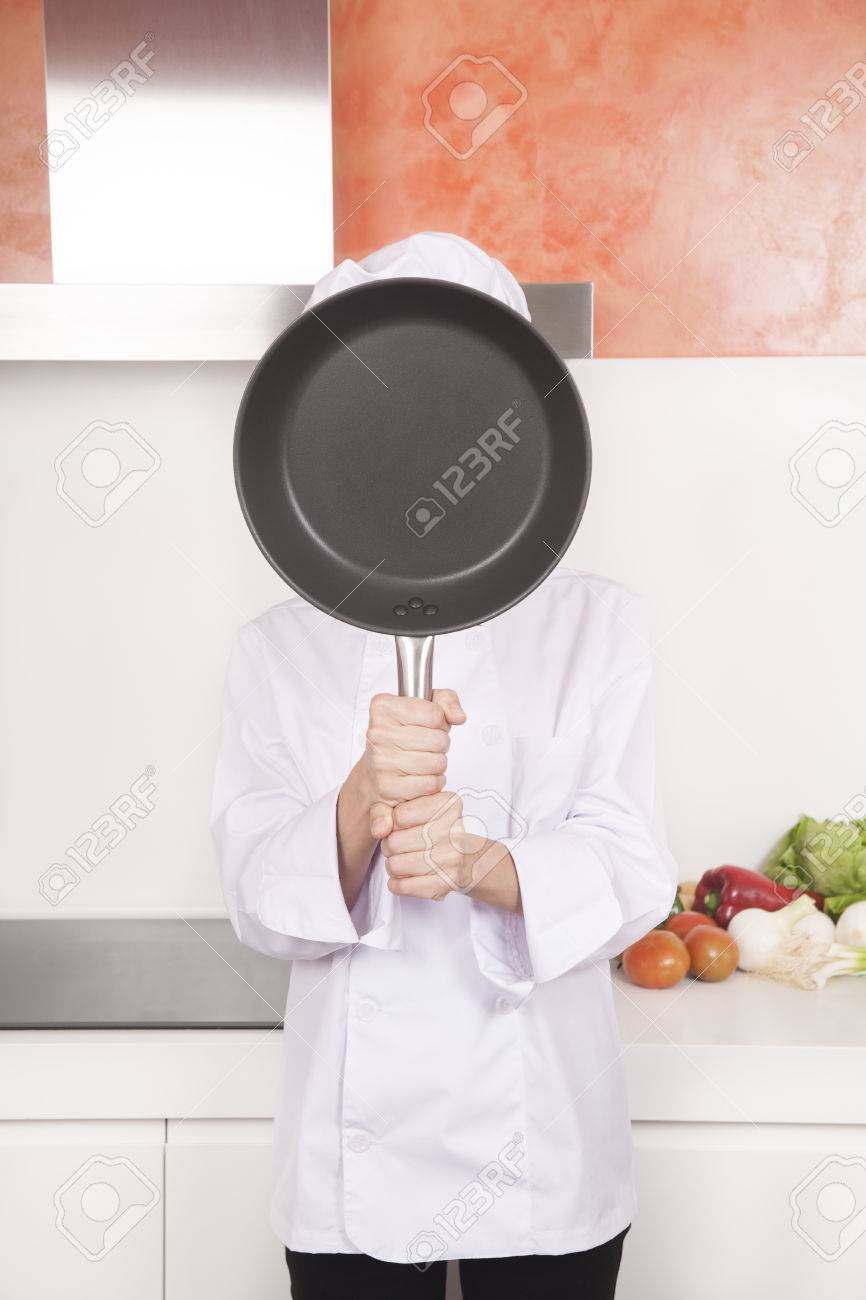 Portret van brunette chef vrouw met professionele jas en hoed in ...